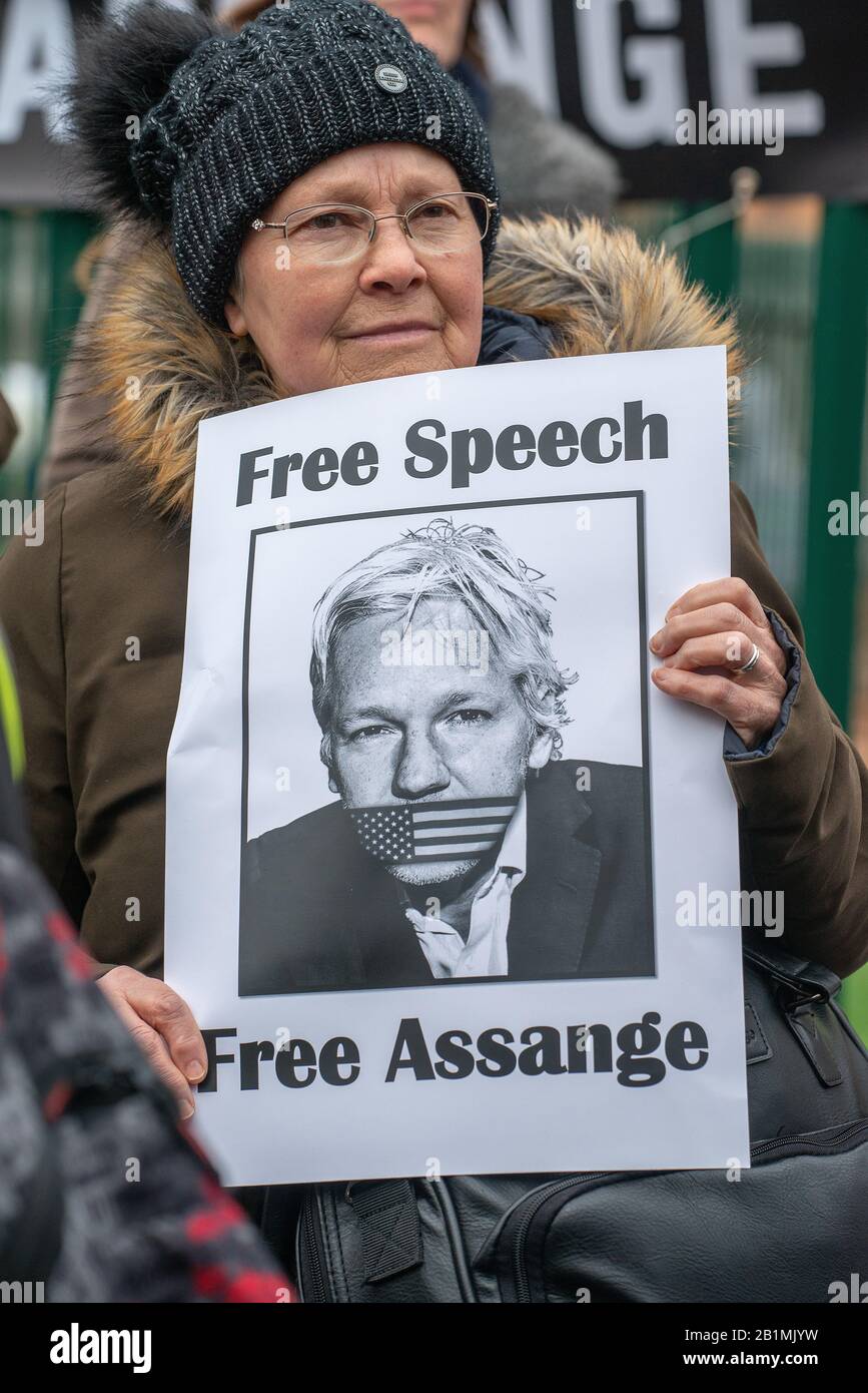 Demonstranten außerhalb des Gefängnisses von Belmarsh unterstützen die Kampagne "Freier Julian Assange" am Tag der Auslieferungsverhandlung des WikiLeaks-Gründers in die USA. Stockfoto
