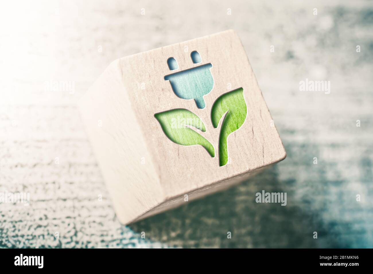 Eco Power-Symbol auf EINEM Holzblock auf EINEM REINIGEN Tabelle Stockfoto