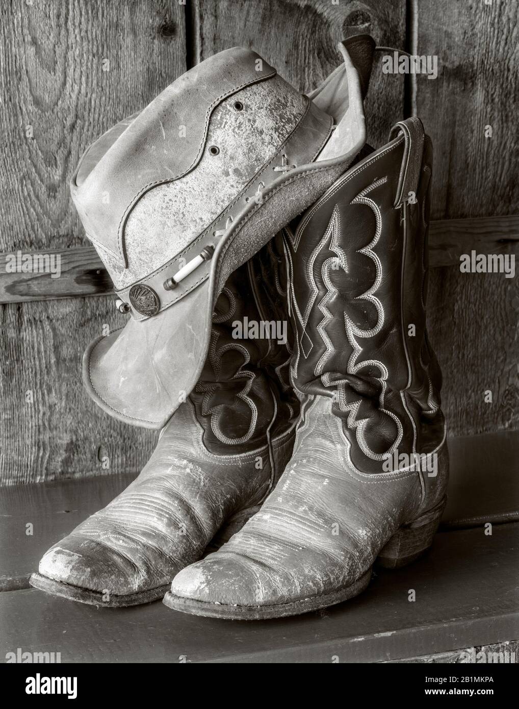 BW02223-00...WYOMING - Hut und Stiefel auf der CM Ranch in der Nähe von Dubois. Ilford FP4+ 4x5 Film. Stockfoto