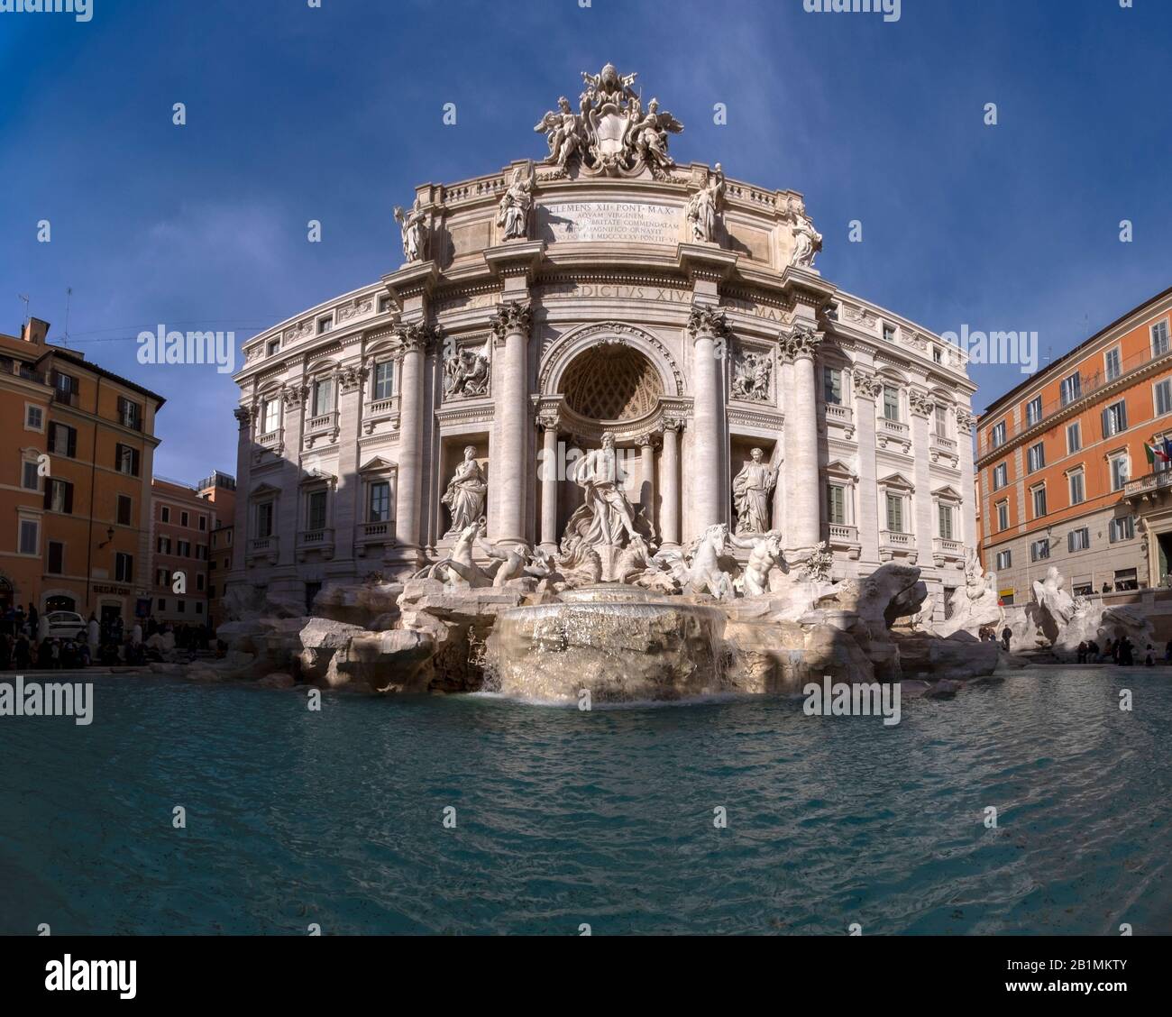 Weiter Blick auf den Trevi-Brunnen Stockfoto