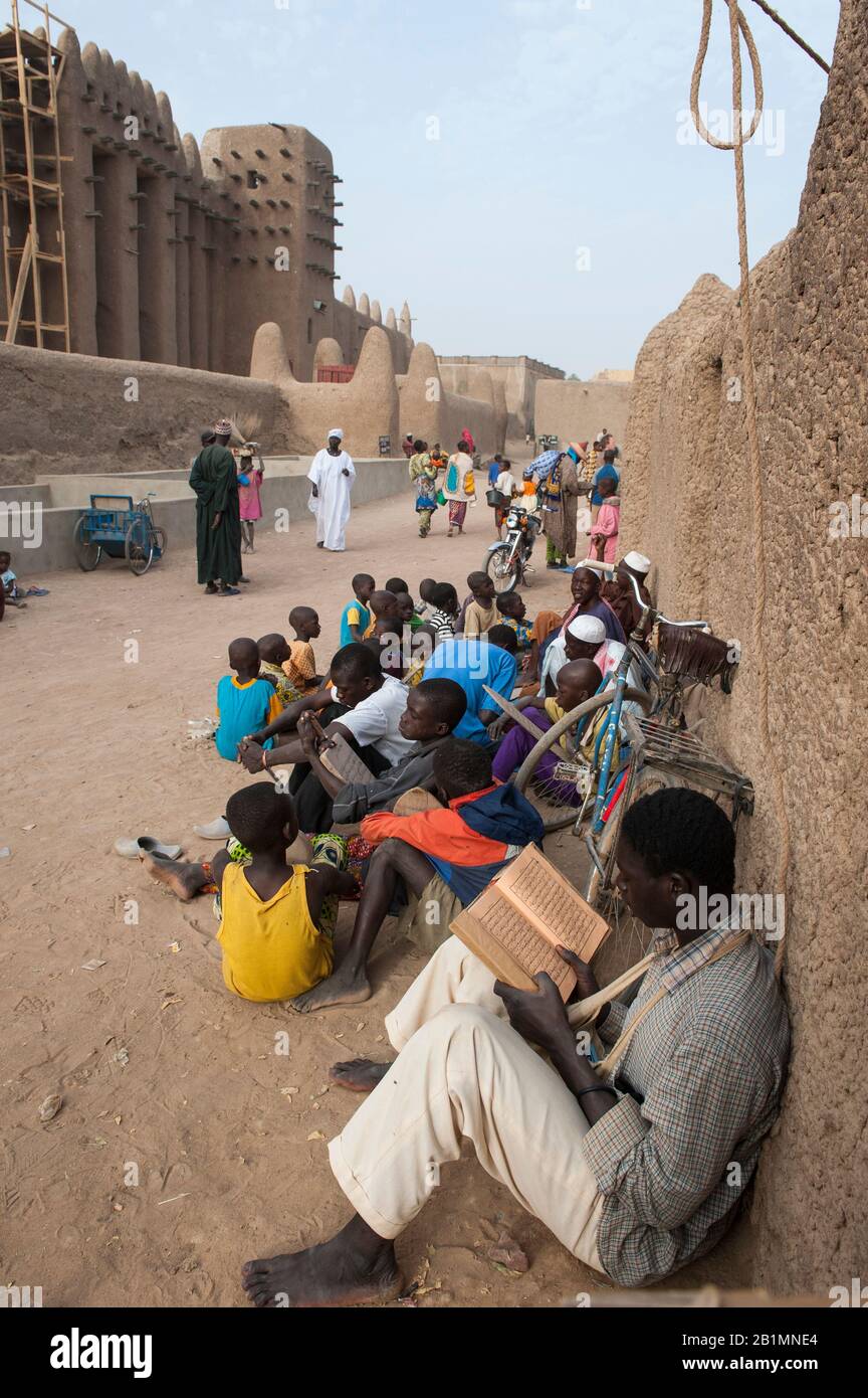 Mali, Djenne, große Moschee aus Ton ist UNESCO-Weltkulturerbe / MALI, Djenne , große Moschee baut aus Lehm ist UNESCO Weltkulturerbe, Koranschule Stockfoto