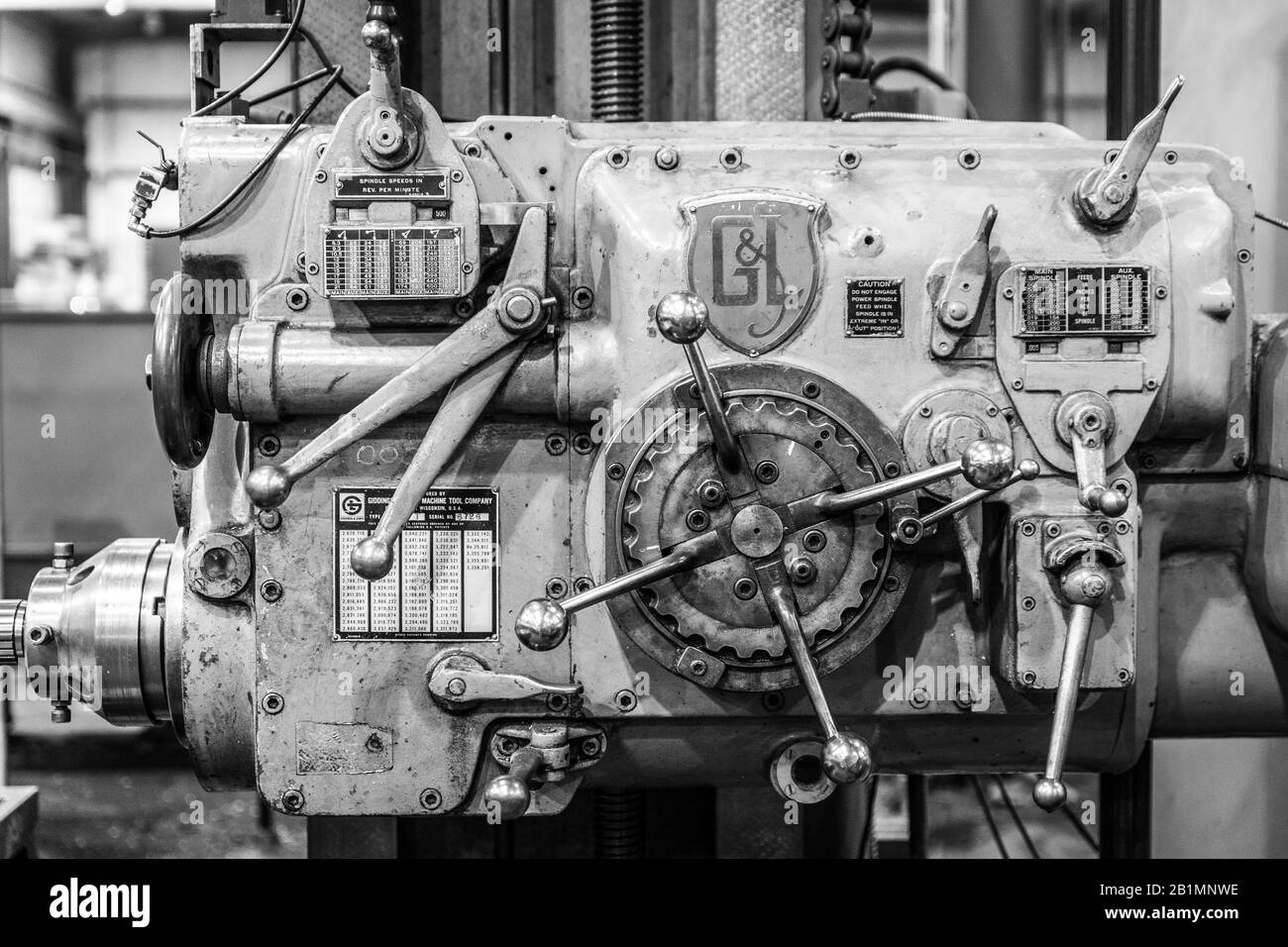 Eine coole Ansicht einer alten horizontalen Fräsmaschine. Stockfoto