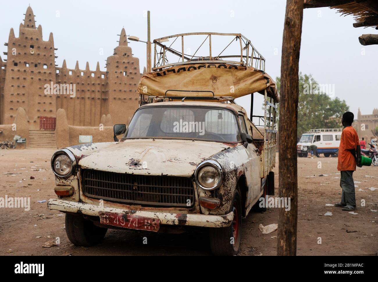 Mali, Djenne, große Moschee aus Ton ist ein UNESCO-Weltkulturerbe, alter Peugeot-Wagen / MALI, Djenne , großer Moschee Bau aus Lehm ist UNESCO Weltkulturerbe Stockfoto