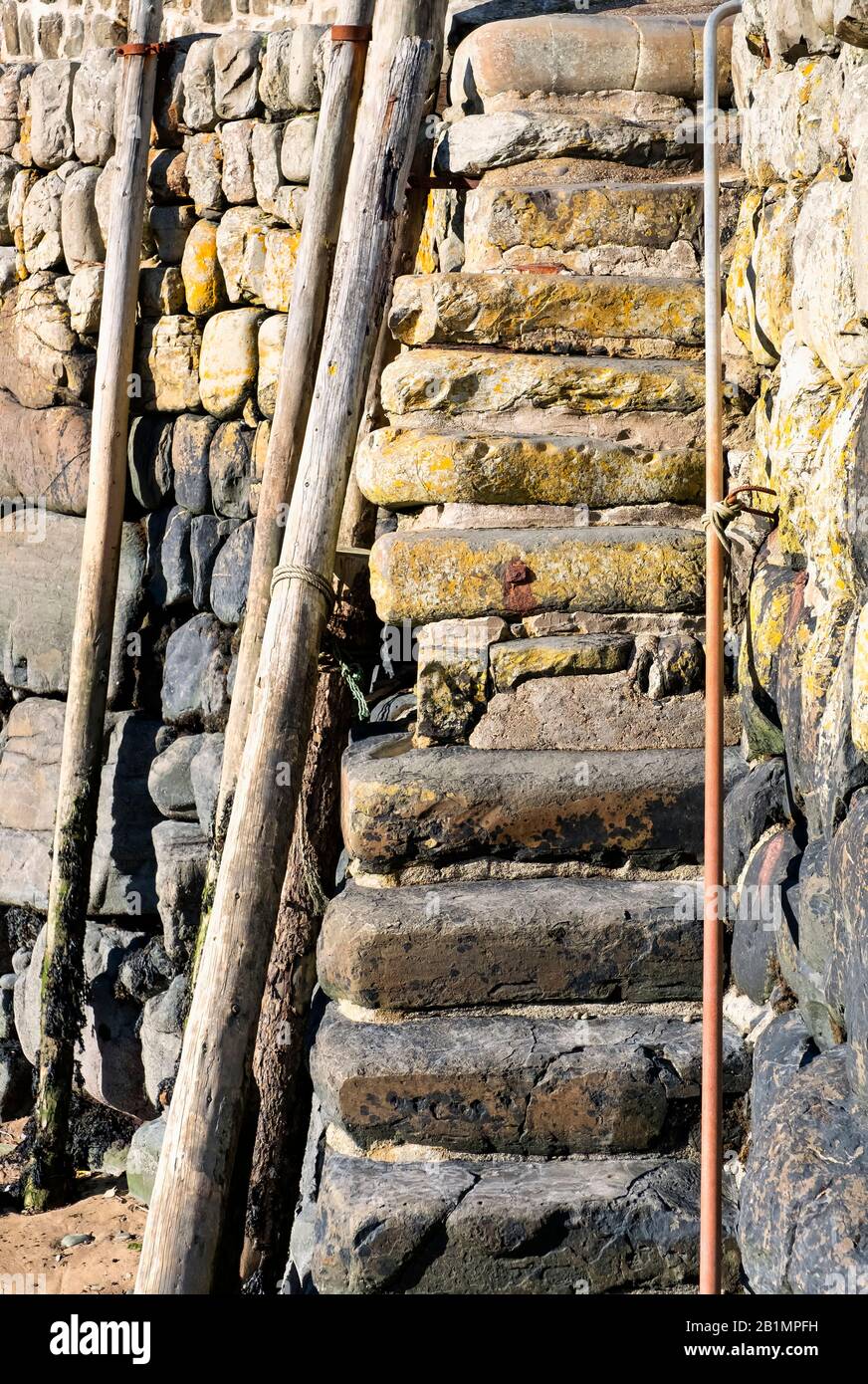 Nahaufnahmen der Hafenmauer im Fischerdorf Clovelly, die die Steinmauer im Detail mit den Stufen zeigt, Urlaubsziel Stockfoto