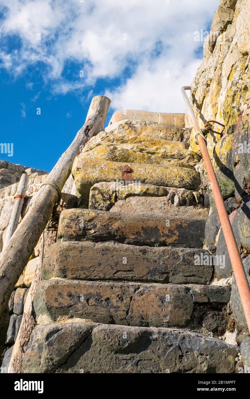 Nahaufnahmen der Hafenmauer im Fischerdorf Clovelly, die die Steinmauer im Detail mit den Stufen zeigt, Urlaubsziel Stockfoto