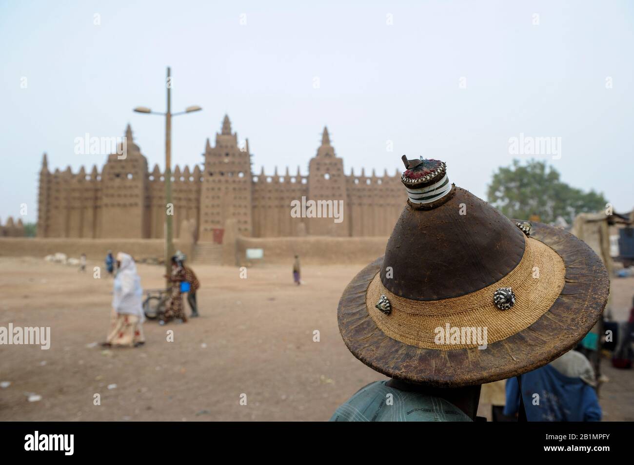Mali, Djenne, große Moschee aus Ton ist ein UNESCO-Weltkulturerbe, Peulh Mann mit Tengaadehut aus Leder und Strohhalm Stockfoto