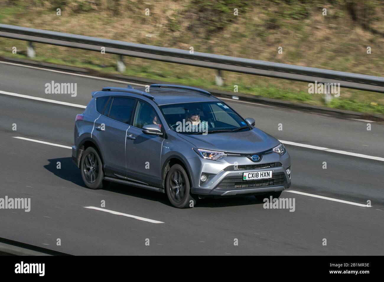 2018 silbernes Toyota Rav4 Design HEV CVT; Fahren auf der Autobahn M6 in der Nähe von Preston in Lancashire, Großbritannien Stockfoto
