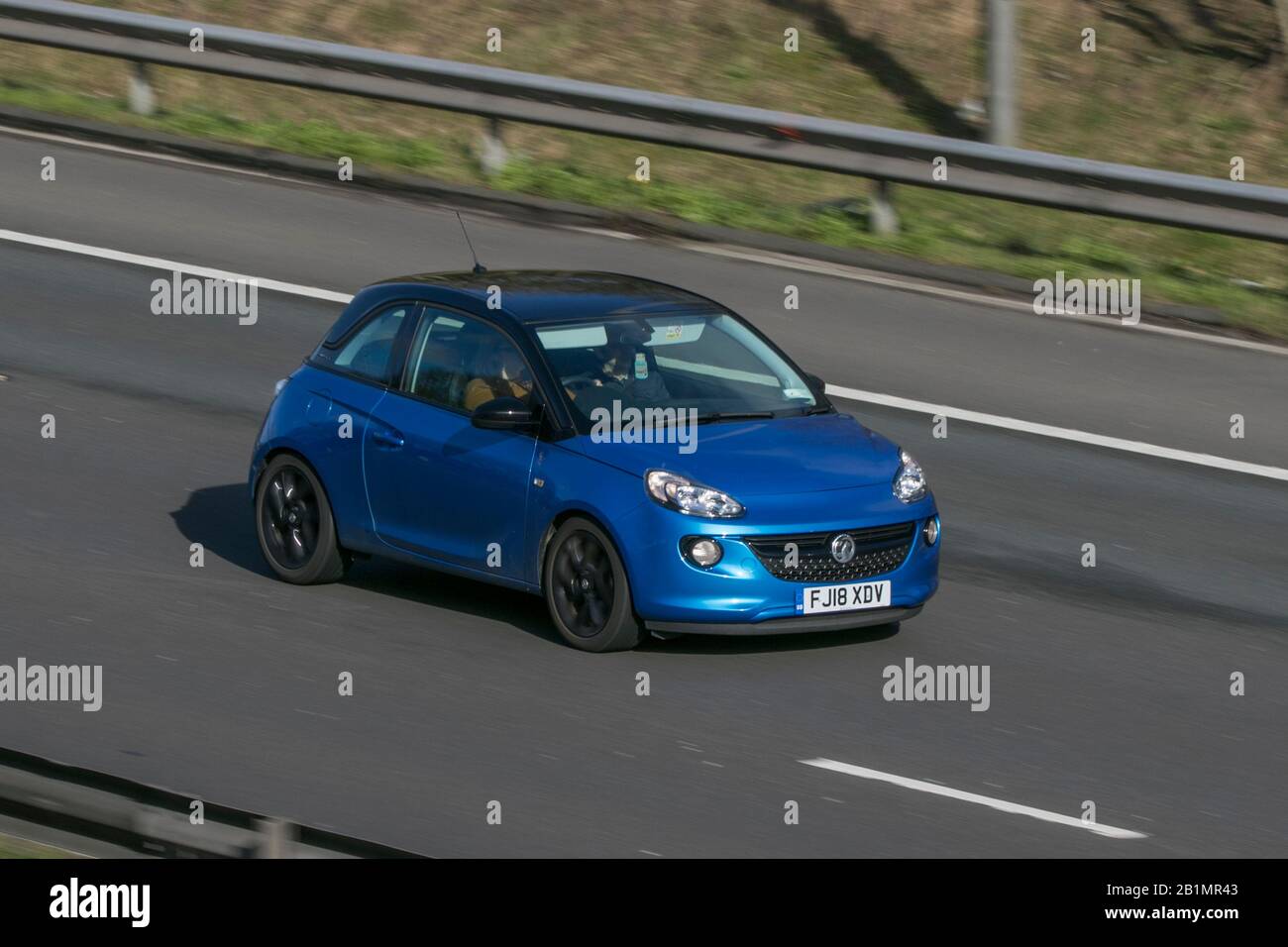 2018 Vauxhall Adam Hat Blue Car Petrol auf der Autobahn M6 in der Nähe von Preston in Lancashire, Großbritannien, Unter Strom Gesetzt Stockfoto