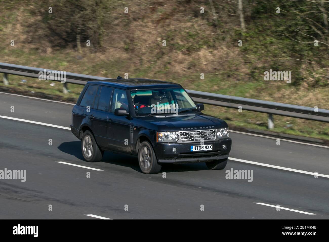 Land Rover Range Rover Vogue Tdv8 2008 EIN blauer Diesel, der auf der Autobahn M6 in der Nähe von Preston in Lancashire, Großbritannien, fährt Stockfoto