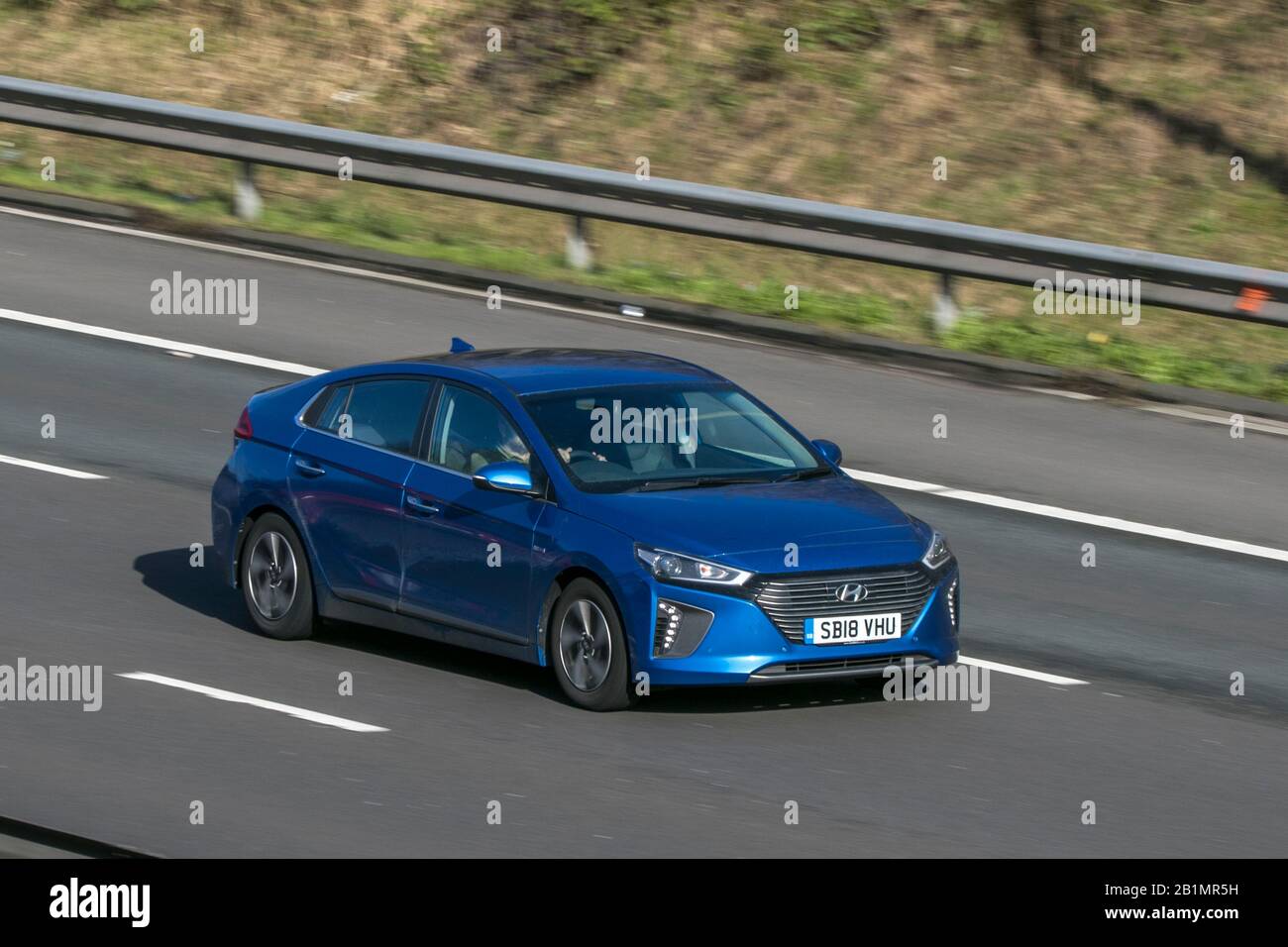 2018 Hyundai Ioniq Premium Se Hev S-A Blue Hybrid Electric Fahren auf der Autobahn M6 in der Nähe von Preston in Lancashire, Großbritannien Stockfoto