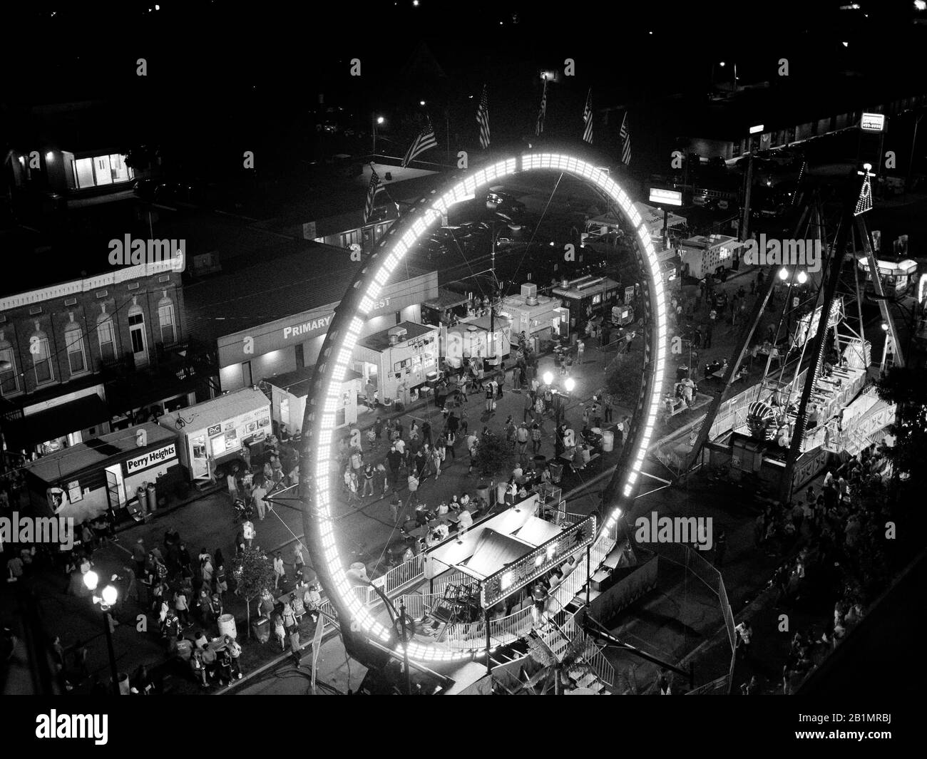 Ein Blick vom Riesenrad auf die Fahrten unten in der Nacht. Stockfoto