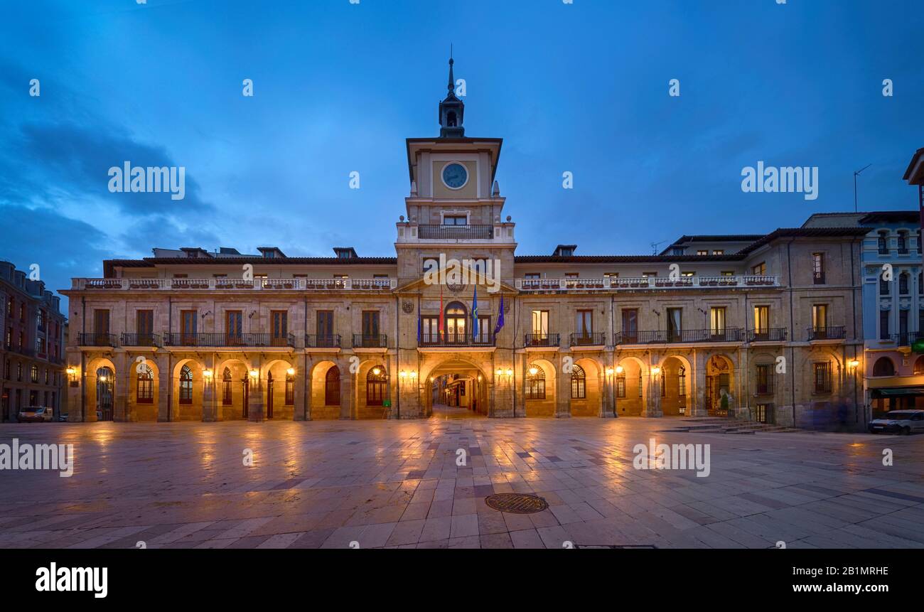 Oviedo, Spanien. Historisches Gebäude des Rathauses in der Abenddämmerung Stockfoto