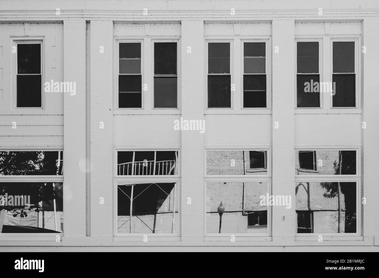 Blick auf ein altes Gebäude im Stadtzentrum von Newburgh, Indiana, an allen Fenstern und deren Reflexionen. Stockfoto