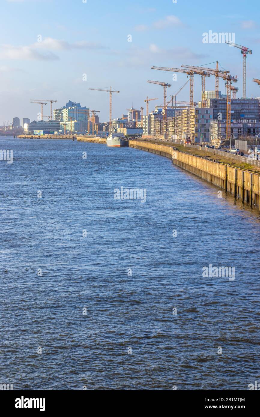 HafenCity Baustellen an der Elbe mit vielen Kränen, Hamburg, Deutschland. Lizenzfreies Foto. Stockfoto