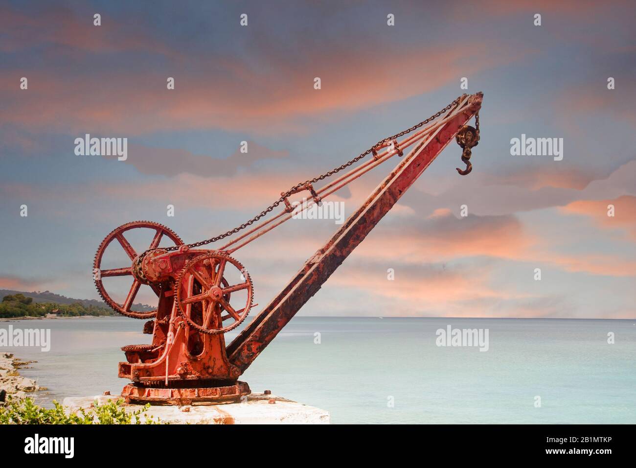 Old Red Rusty Crane on Shore in Der Dämmerung Stockfoto