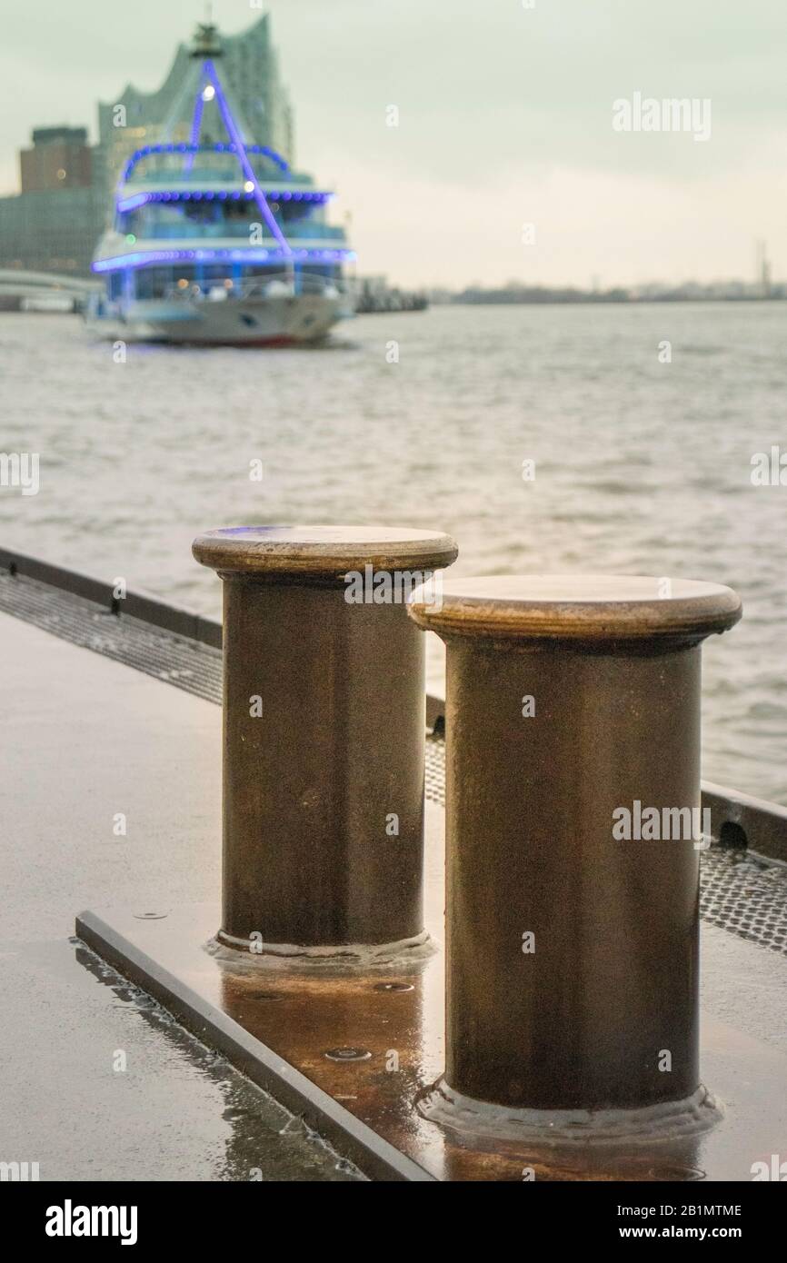 Schiff vor der Elbphilharmonie in Hamburg. Lizenzfreies Foto. Stockfoto