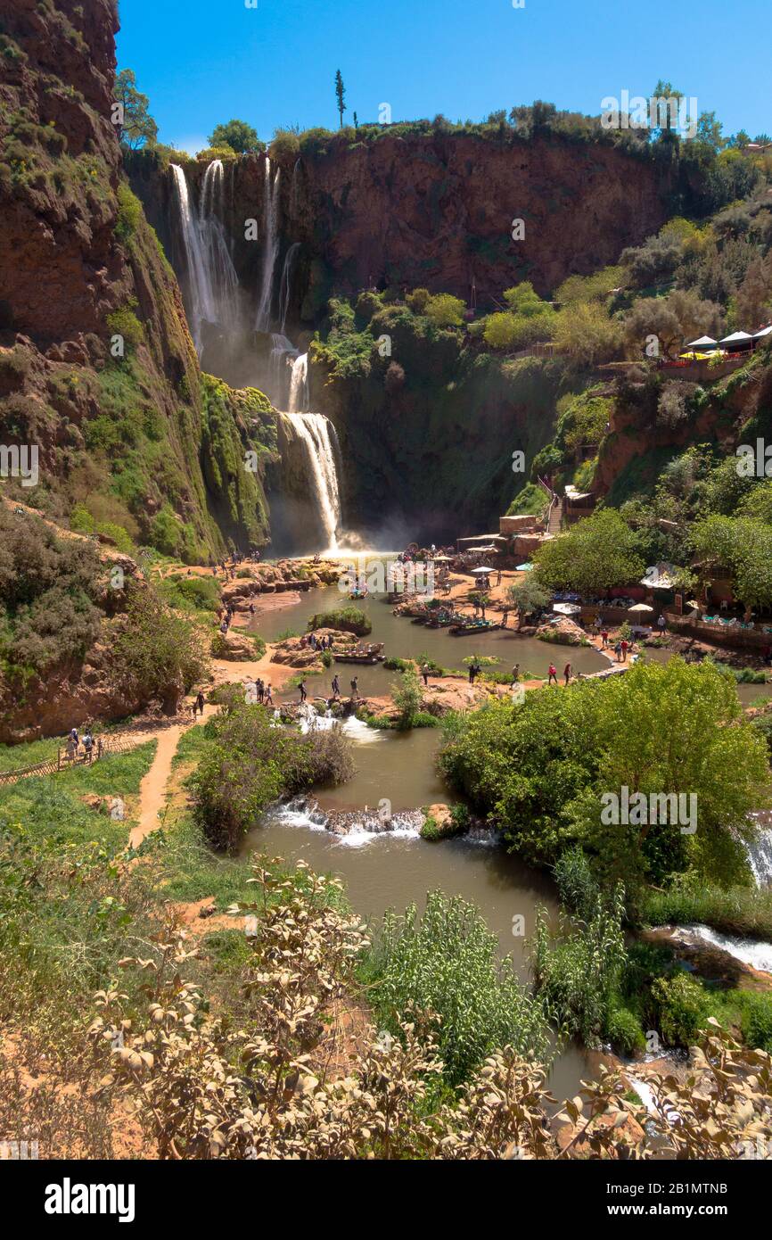 Das abenteuerliche Wasser der Ourika fällt im Sommer in der Nähe von Marrakesch in Marokko. Lizenzfreies Foto. Stockfoto