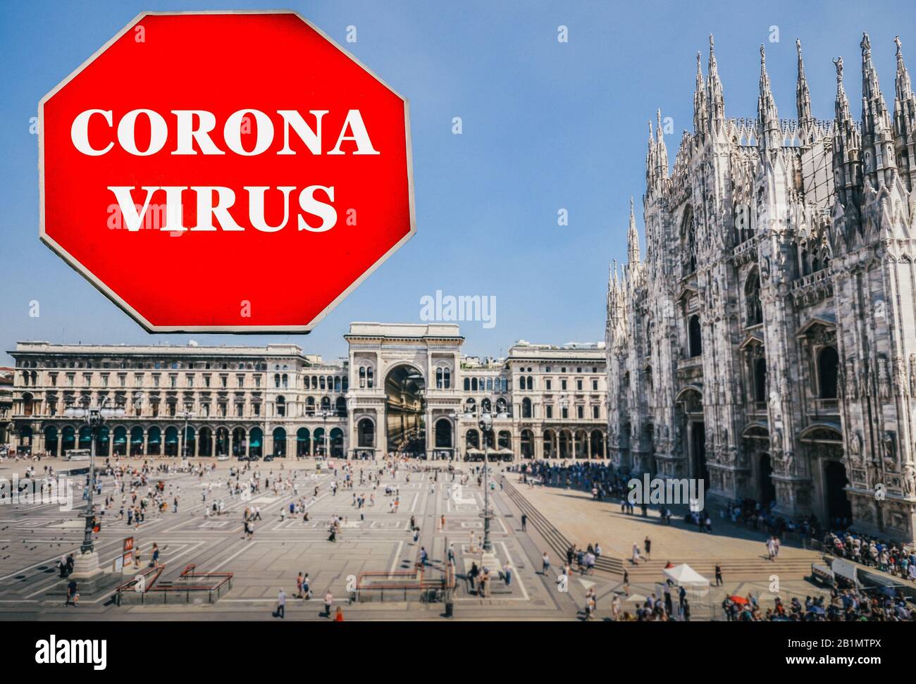 Coronavirus Stoppschild mit Piazza del Duomo in Mailand, Italien. Stockfoto