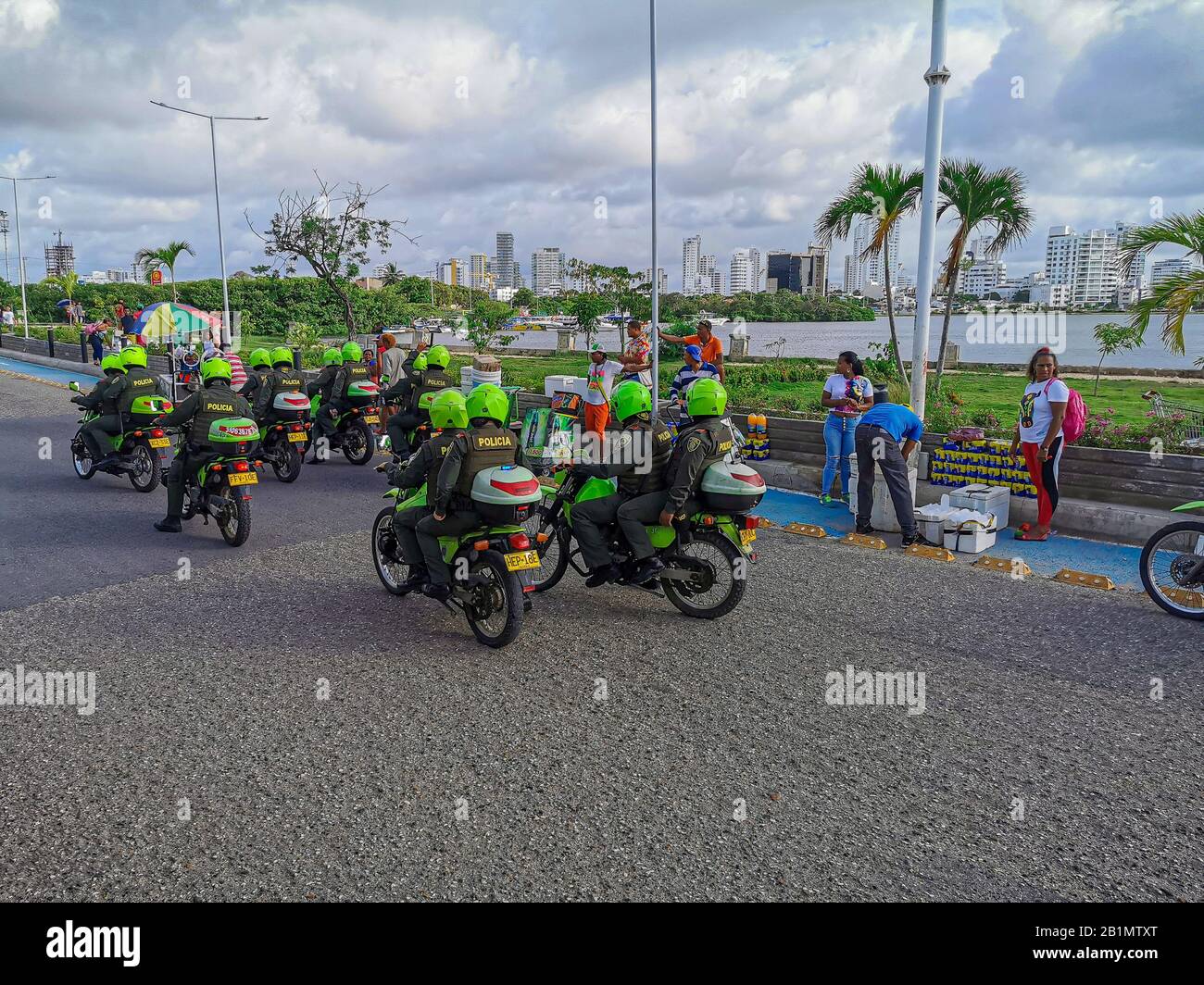 Cartagena, KOLUMBIEN - 05. NOVEMBER 2019:Blick im Freien auf nicht identifizierte Personen, die Polizeiausrüstung in Cartagena de Indias, Kolumbien tragen. Stockfoto