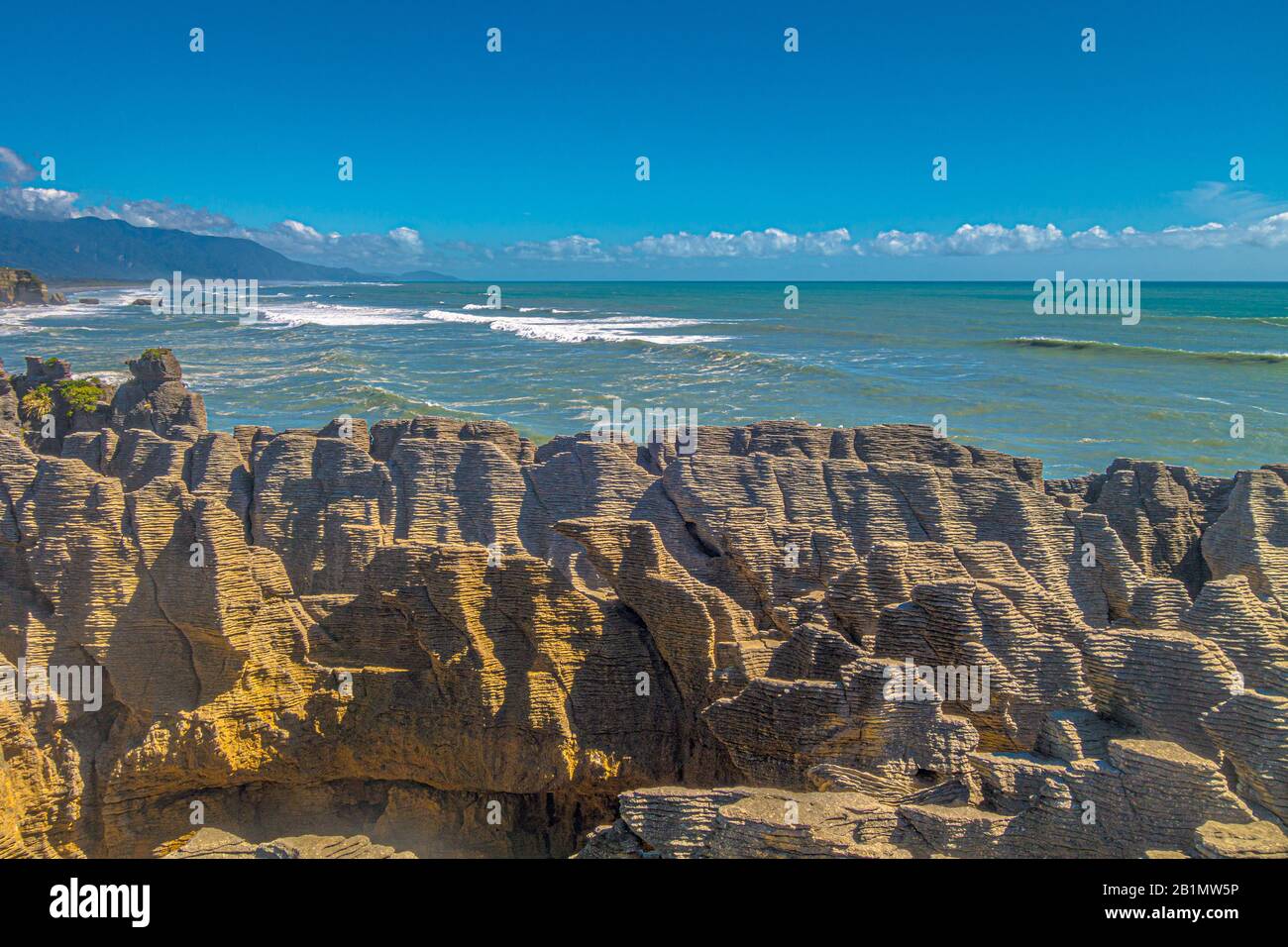 Sedimentäre Felsen an der Küste der Tasmanischen See, Neuseeland. Lizenzfreies Foto. Stockfoto