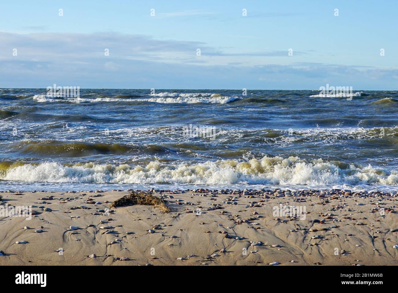Ostseeküste, Wellen mit Schaumstoffplatten Stockfoto