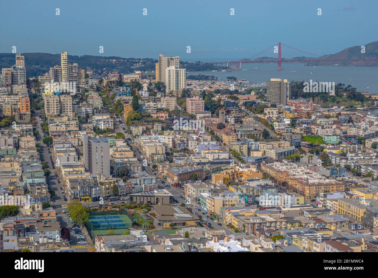 Lombard Street vor der Golden Gate Bridge, San Francisco, Kalifornien, USA. Blick vom Coit Tower. Lizenzfreies Foto. Stockfoto