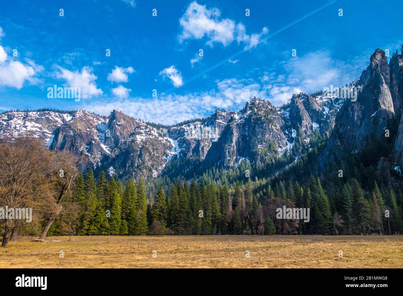 Schneebedeckte Berge und Bäume im Yosemite Valley. Lizenzfreies Foto. Stockfoto