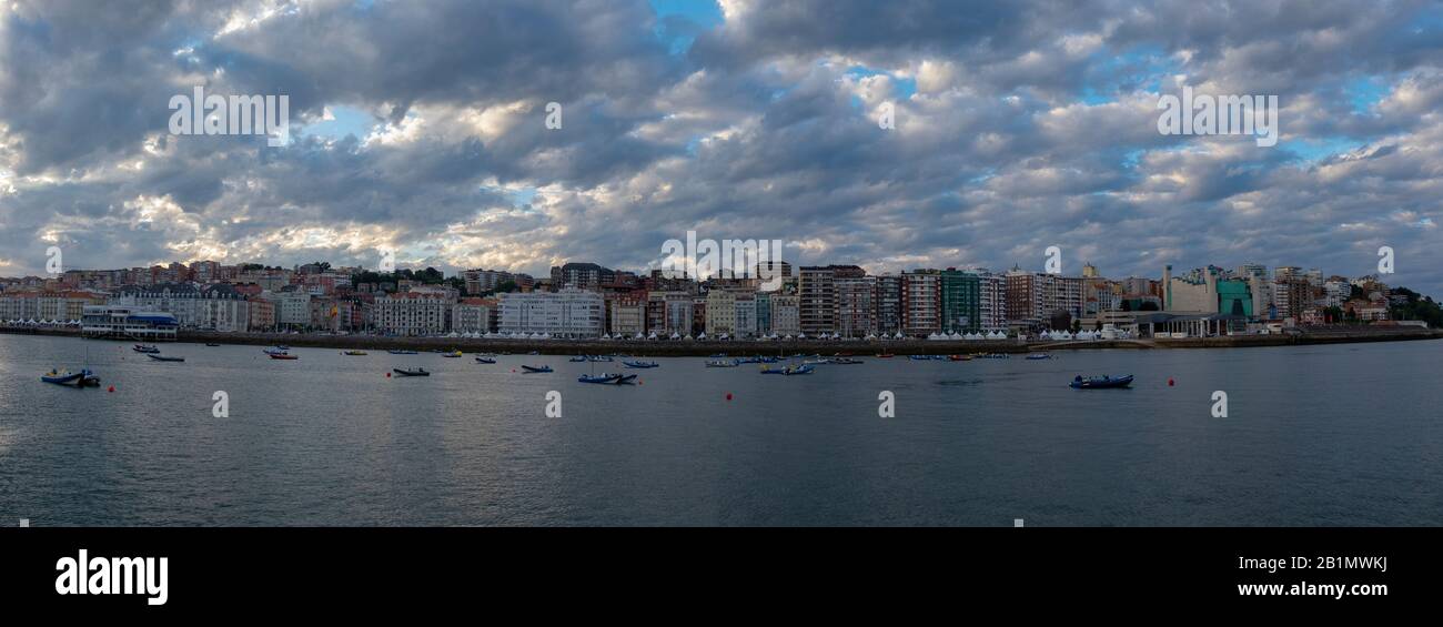 Großes Panorama auf die Küste von Santander bei Dämmerung. Paseo de Pereda. Kantabrien, Spanien Stockfoto