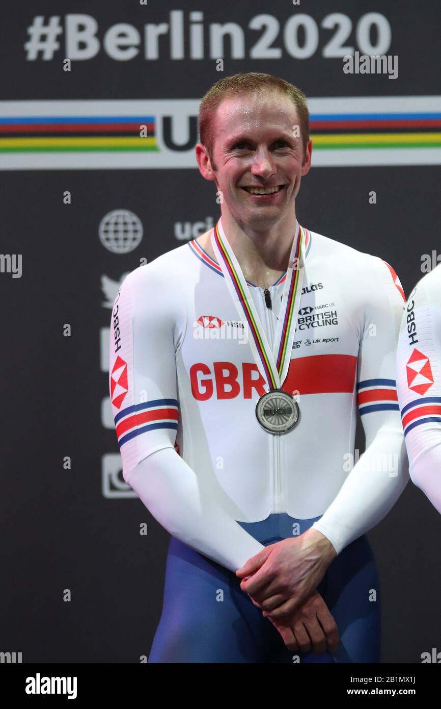 Berlin, Deutschland. Februar 2020. Jason Kenny aus Großbritannien mit einer Silbermedaille für die Mannschaftsverfolgung Der Männer während der Rad-Bahn-Weltmeisterschaften der Saison, auf Dem Veledrom, Berlin Deutschland. 26. Februar 2020 (Foto von Mitchell Gunn/Espa-Images) Credit: European Sports Photographic Agency/Alamy Live News Stockfoto