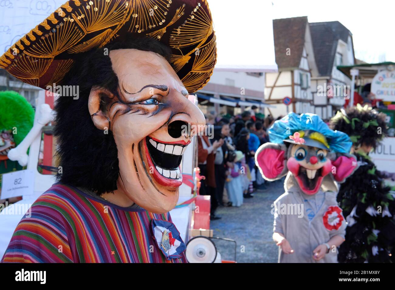 Ein Porträt eines Teilnehmers, der beim Karneval in Allschwil, Baseler  landschaft, Schweiz, eine Maske trägt Stockfotografie - Alamy