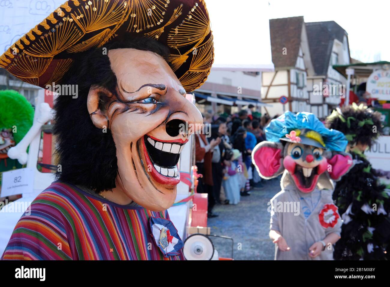 Ein Porträt eines Teilnehmers, der beim Karneval in Allschwil, Baseler landschaft, Schweiz, eine Maske trägt Stockfoto