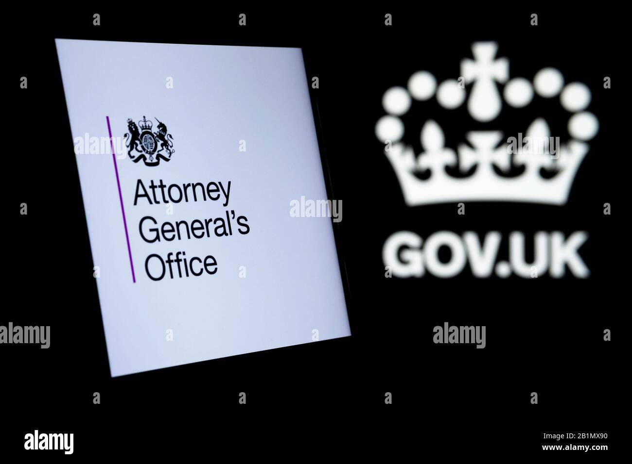 Das Logo des Büros der Generalstaatsanwaltschaft in Großbritannien leuchtet auf dem Smartphone-Bildschirm und das Logo von gov.uk auf dem verschwommenen dunklen Hintergrund. Konzept für Regierungsabteilung. Stockfoto