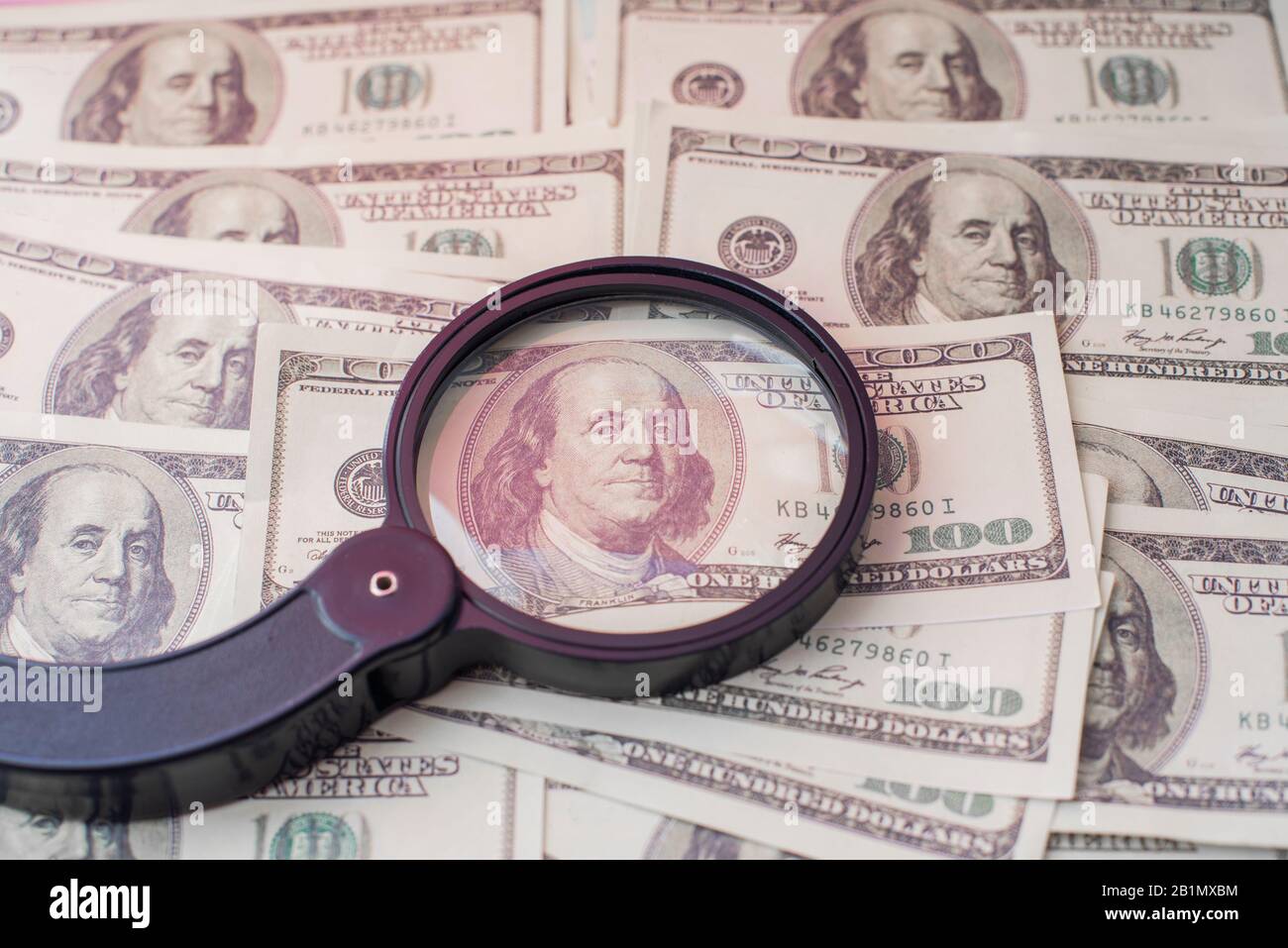 Viele Dollarscheine Geld amerikanisch mit Glaserlupe Stockfoto