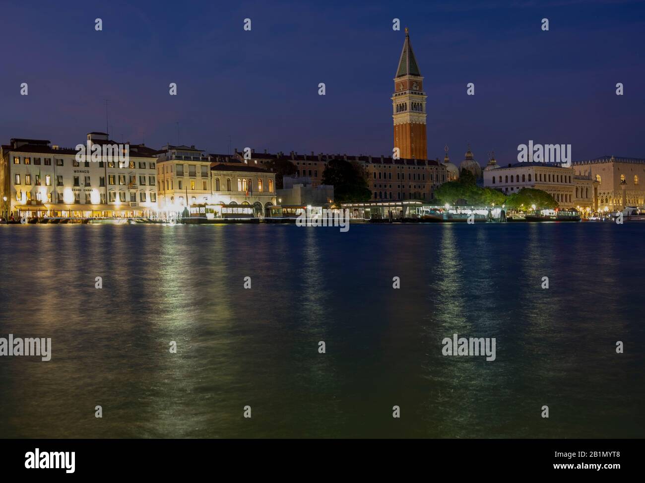 Nachtblick auf den Gran Canal von Venedig. Italien Stockfoto