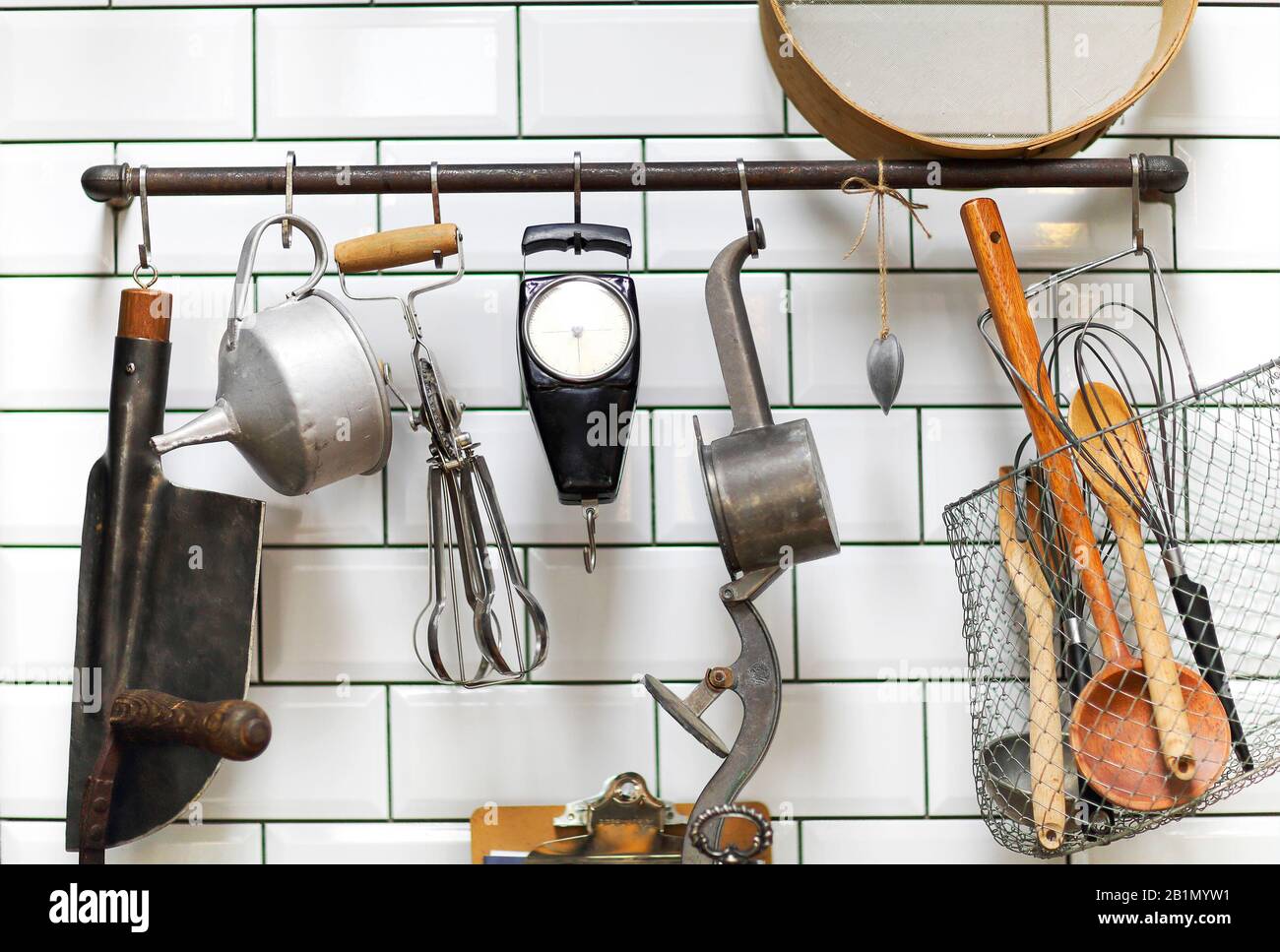 Verschiedene vintage-küchengeräte an der Wand und an den Theken in der Nähe des Spülkörpers in der gemütlichen Küche zu Hause Stockfoto