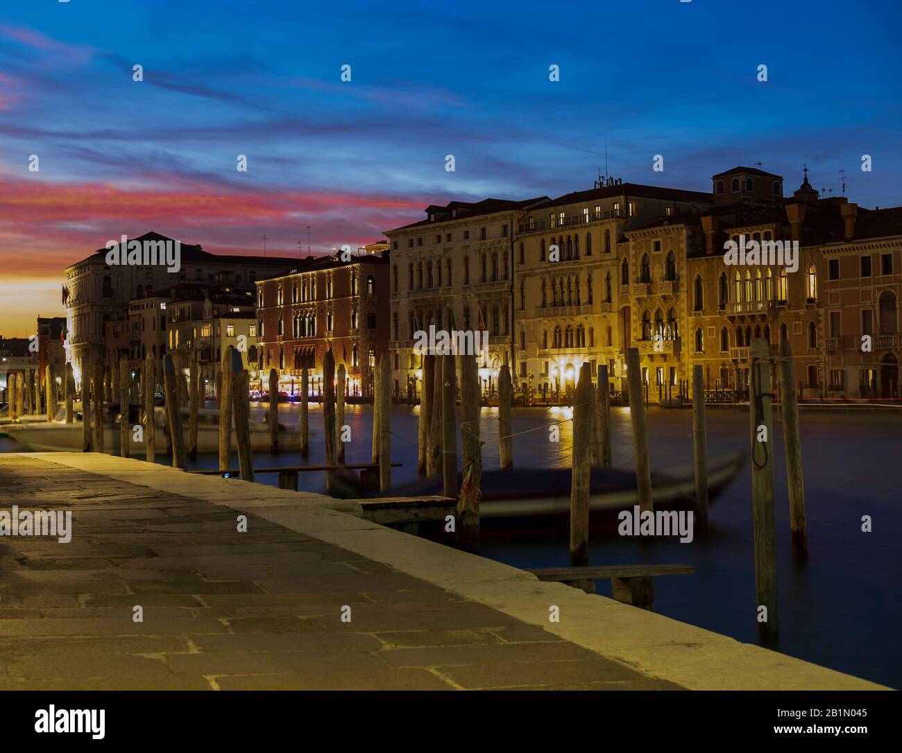 Nachtblick auf den Gran Canal von Venedig. Italien Stockfoto
