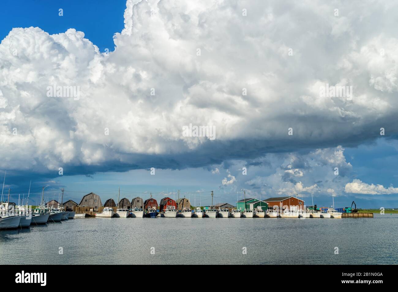 Fischereiflotte von Hummerbooten, die am Kai im ländlichen Prince Edward Island, Kanada, gefesselt sind. Stockfoto