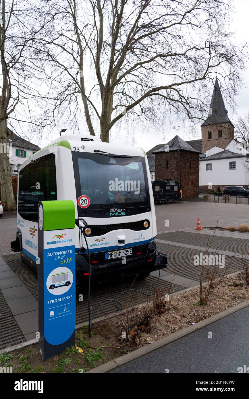 Autonom fahrender öffentlicher Bus, in Monheim, Deutschland, 5 Elektrobusse, für bis zu 15 Fahrgäste alle 5 Minuten von der Altstadt zum Bus STA Stockfoto