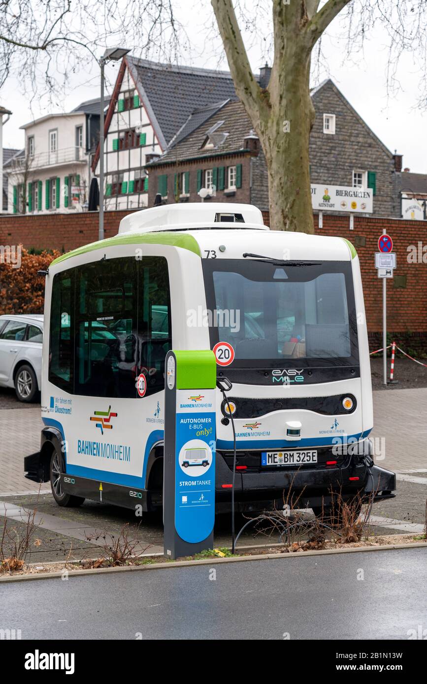 Autonom fahrender öffentlicher Bus, in Monheim, Deutschland, 5 Elektrobusse, für bis zu 15 Fahrgäste alle 5 Minuten von der Altstadt zum Bus STA Stockfoto