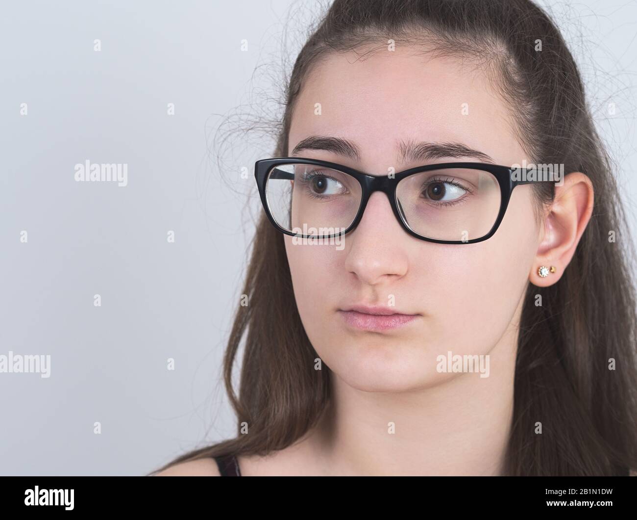 Porträt einer Ernsthaften, Bespeckten Langhaarigen Brunette Teen Girl Stockfoto