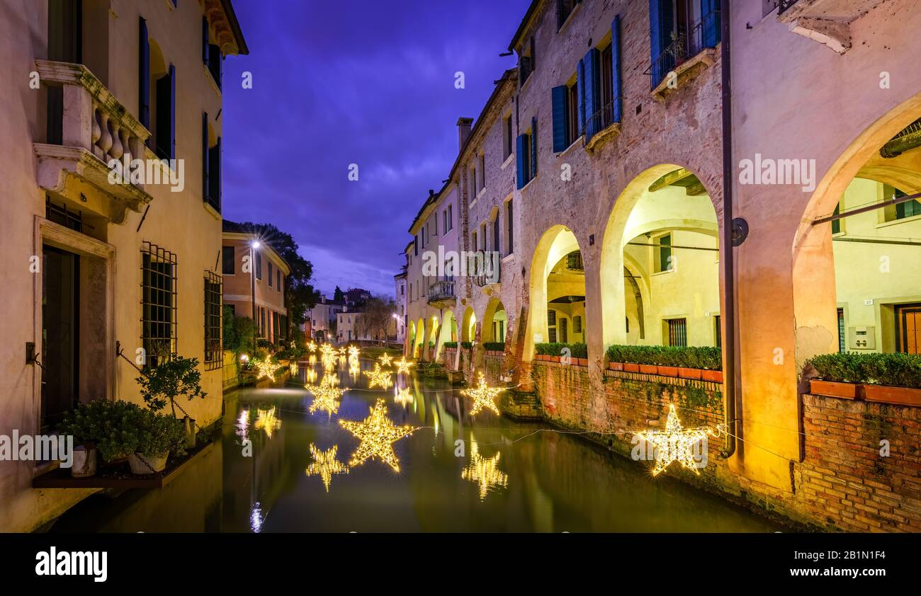 27. dezember 2019, Treviso (Italien): Während der Weihnachtszeit in Treviso leuchtet ein Stern auf dem Buranelli-Kanal Stockfoto