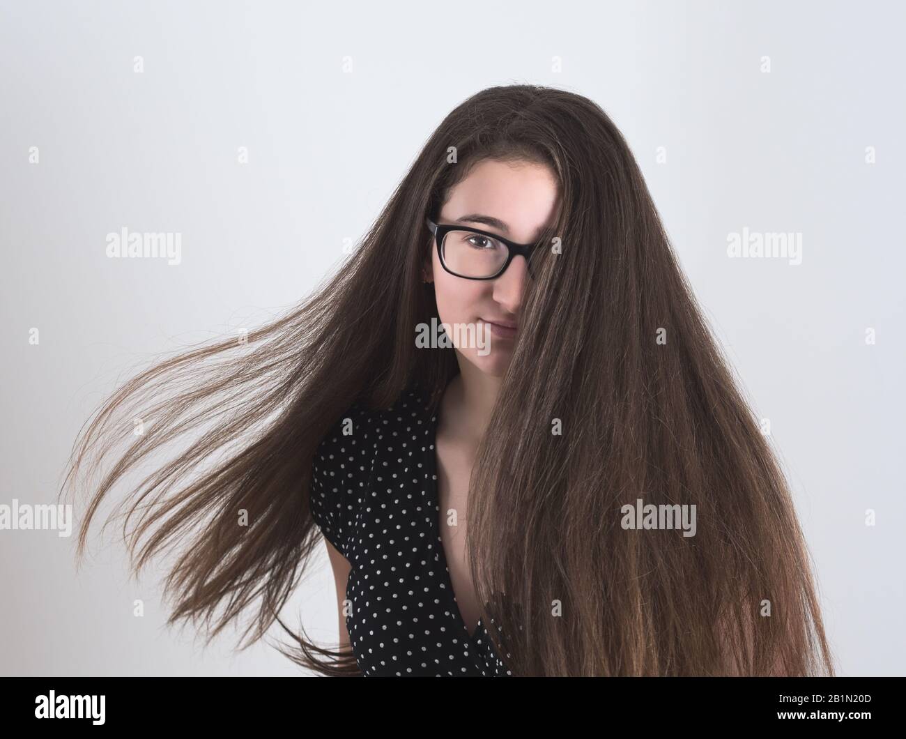 Porträt einer Bespeckten Langhaarigen Brunette Teen Girl Stockfoto