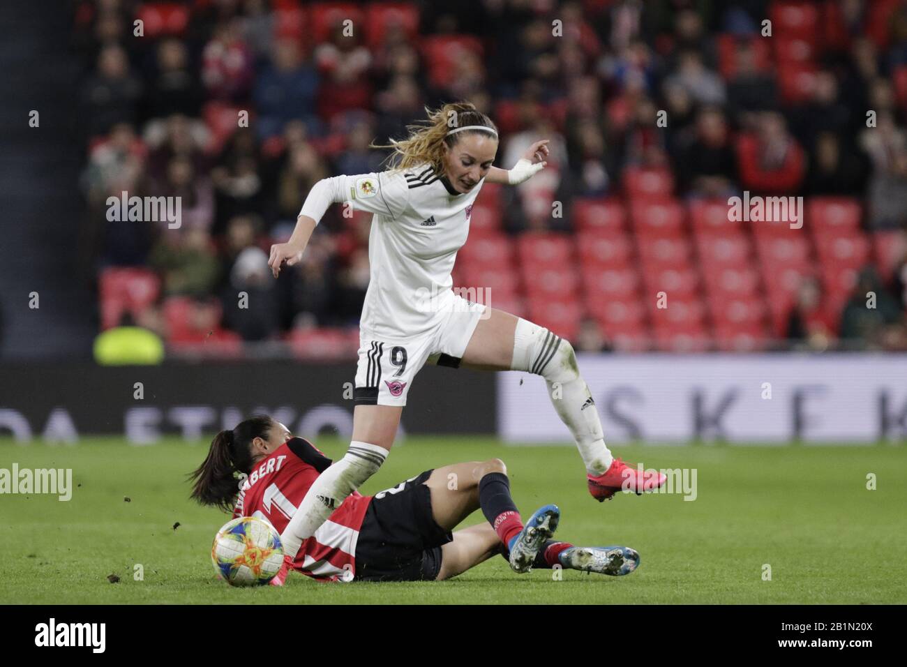 Bilbao, Bizkaia, SPANIEN. Februar 2020. Asllani (9) rettet den Tauchgang während des Spiels zwischen Athletic Club und CD Tacon. Der Athletic Club war Gastgeber von CD Tacon für das Viertelfinale im Stadion San Mames in Bilbao. Kredit: EDU Del Fresno/ZUMA Wire/Alamy Live News Stockfoto