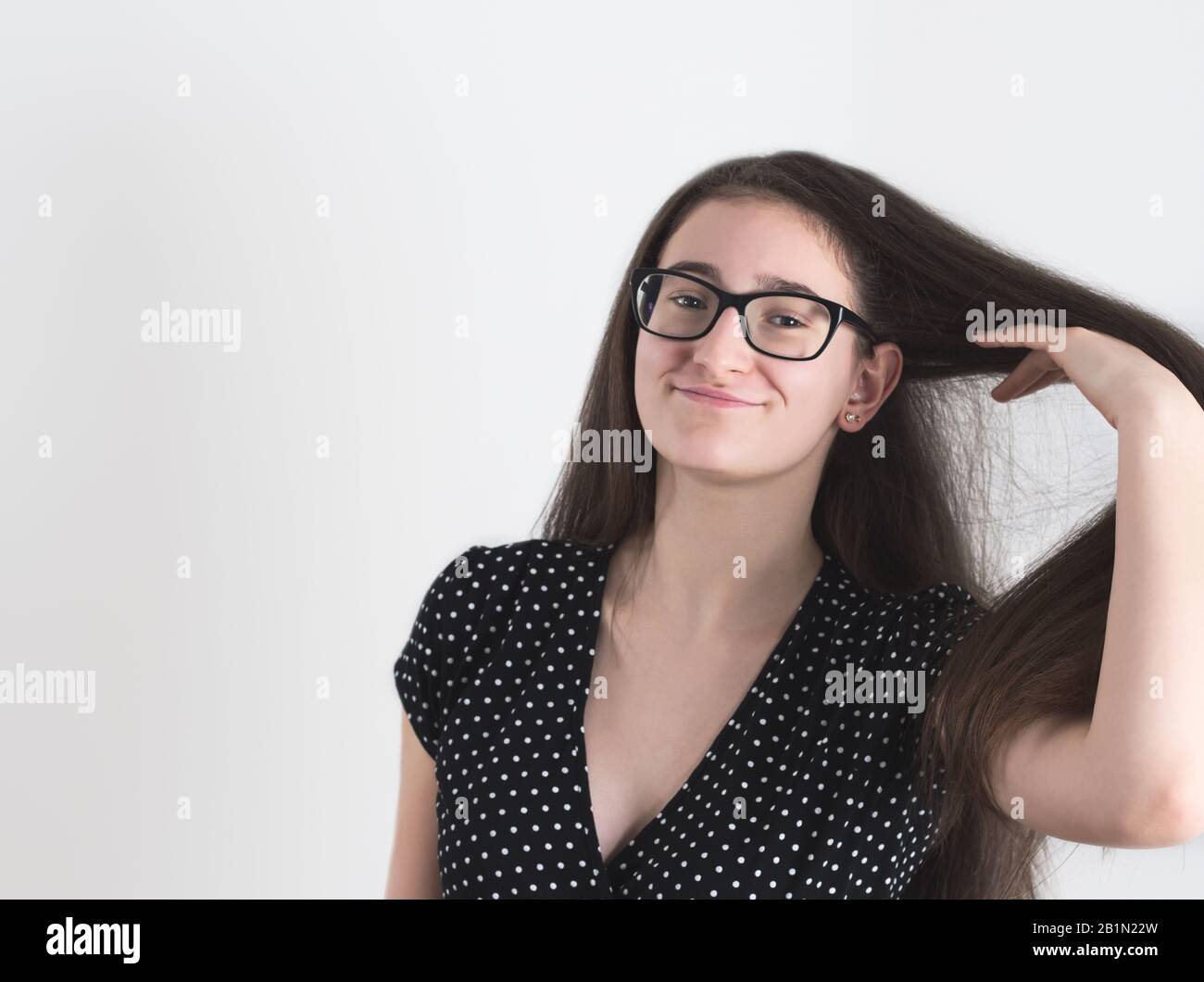 Porträt einer Bespeckten Langhaarigen Brunette Teen Girl Stockfoto