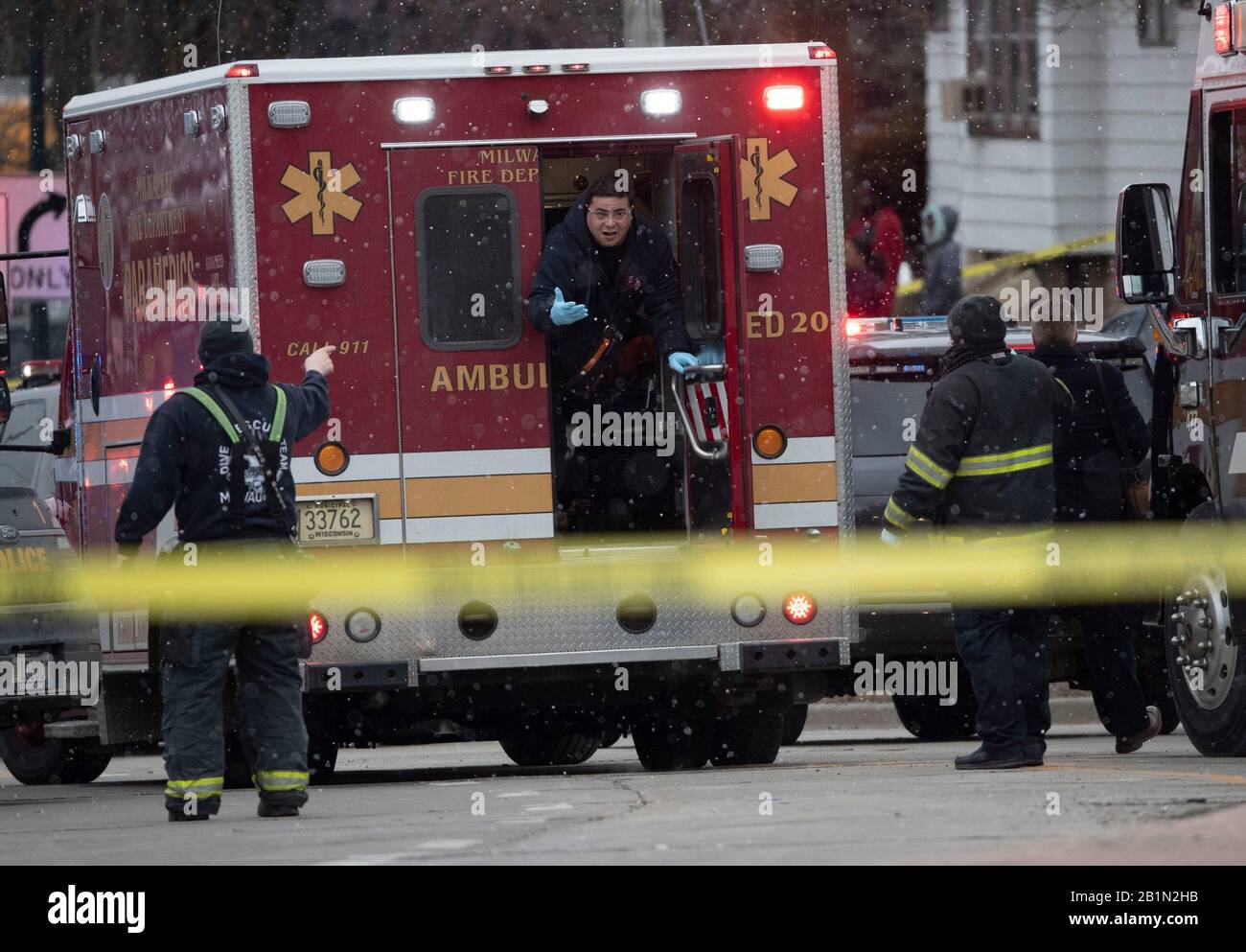 Milwaukee, USA. Februar 2020. Polizei- und Notfallbeamte arbeiten am Tatort eines aktiven schützen in Milwaukee, Wisconsin am 26. Februar 2020 auf der West State St. and North 35th Street nahe Molson Coor in Milwaukee am Mittwoch, 26. Februar 2020. Molson Coors sagte, dass es am Mittwoch einen aktiven schützen in Milwaukee, Wisconsin am 26. Februar 2020 auf seinem Campus in Milwaukee gab und seinen Mitarbeitern befahl, einen sicheren Ort zu finden, um sich zu verstecken. Das Milwaukee County Medical Examiner's Office sagte, es sei noch nicht vor Ort genannt worden, 3939 W. Highland Blvd. Kredit: SIPA USA/Alamy Live News Stockfoto