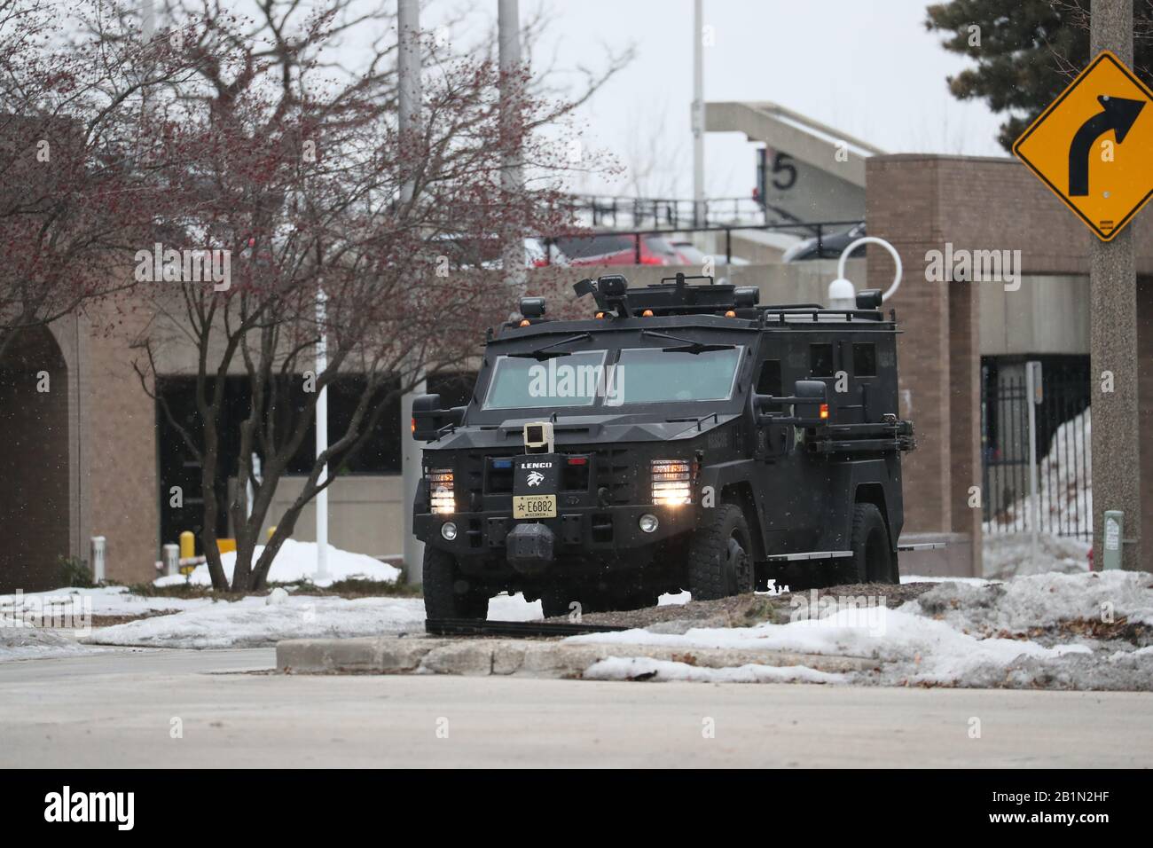 Milwaukee, USA. Februar 2020. Ein von der Polizei gepanzertes Fahrzeug des Milwaukee County Sheriff's Department zieht in die Highland Boulevard Seite des Unternehmensbereichs Molson Coors, während die Polizei am 26. Februar 2020 auf einen aktiven schützen in Milwaukee, Wisconsin reagiert. Kredit: SIPA USA/Alamy Live News Stockfoto