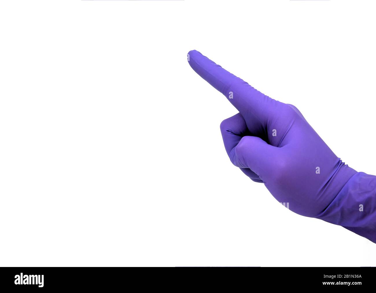 Hand in violettem Handschuh, der den Zeigefinger zeigt. Medizinischer persönlicher Hinweis auf etwas wichtiges. Isoliert auf reinem Weiß. Hochauflösendes Foto mit c Stockfoto