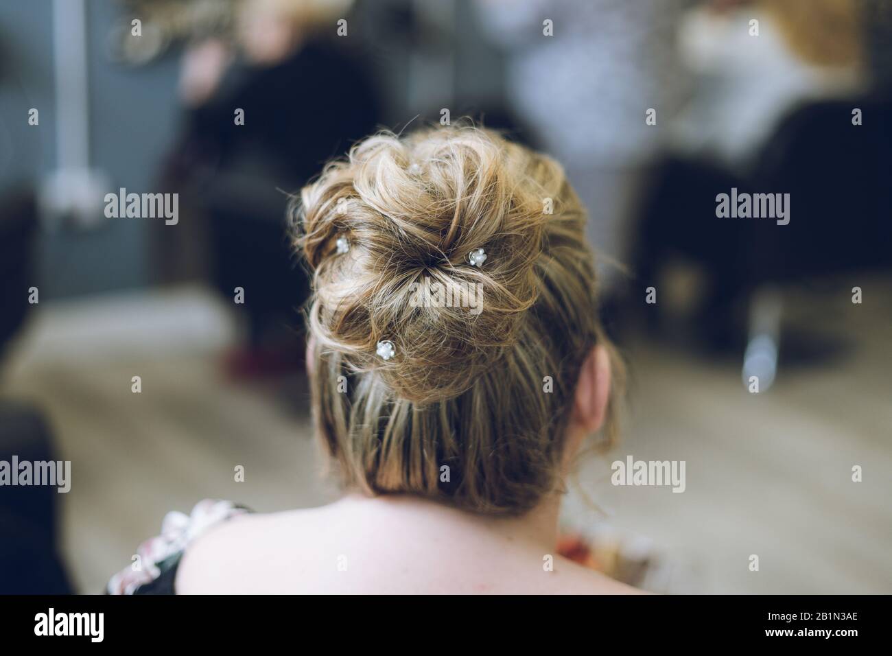 Neu gestaltete Haare auf einer jungen Frau, die von hinten angeschossen wurde Stockfoto