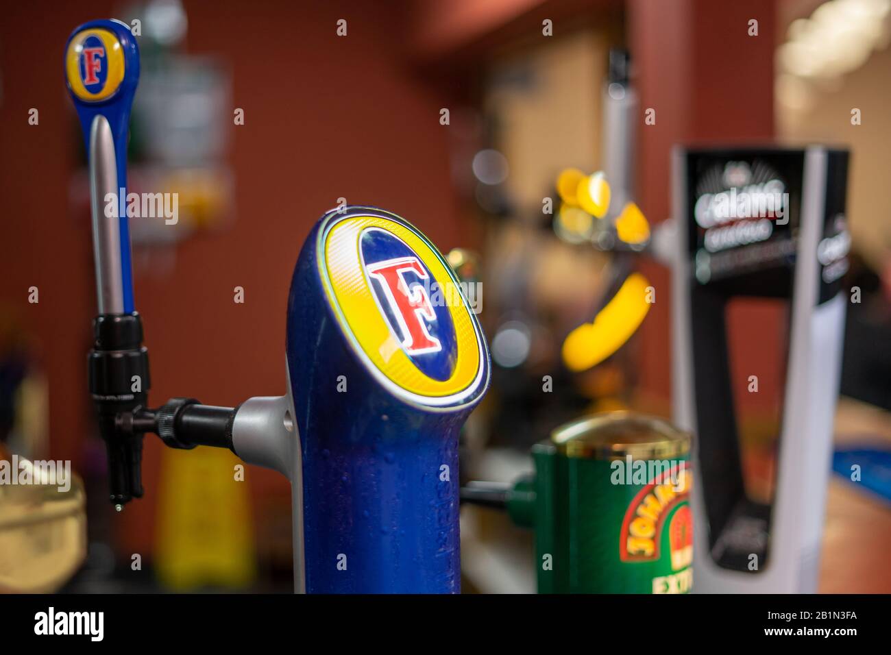 Ein Bierlokal wird in einer Bar in einem Pub oder einer Bar serviert Stockfoto