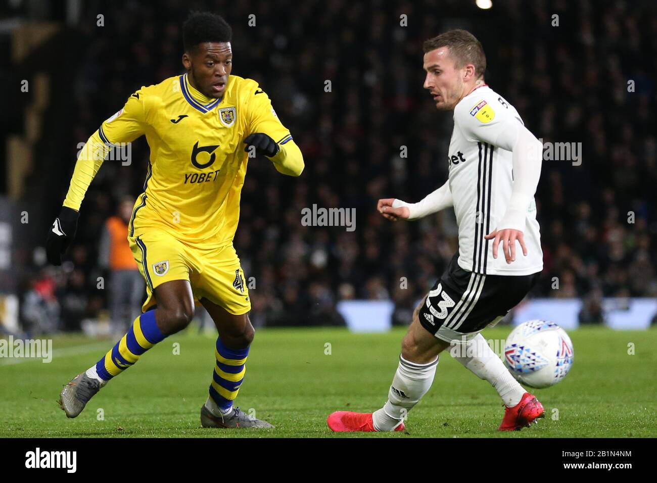 London, ENGLAND - 26. FEBRUAR Jordon Garrick aus Swansea City, der am Mittwoch, den 26. Februar 2020 in Craven Cottage, London, an Joe Bryan von Fulham mit einer Muskatnuss beim Sky Bet Championship Match zwischen Fulham und Swansea City vorbeikam. (Kredit: Jacques Feeney / MI News) Foto darf nur für redaktionelle Zwecke in Zeitungen und/oder Zeitschriften verwendet werden, Lizenz für kommerzielle Nutzung erforderlich Kredit: MI News & Sport /Alamy Live News Stockfoto